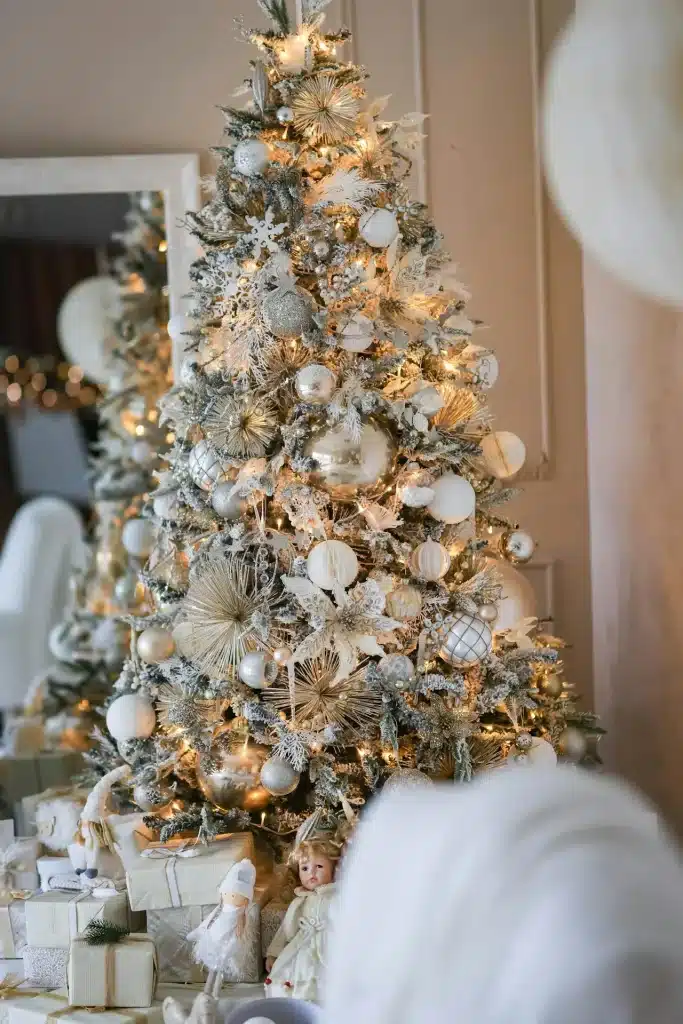 Kunstigt juletræ med lys