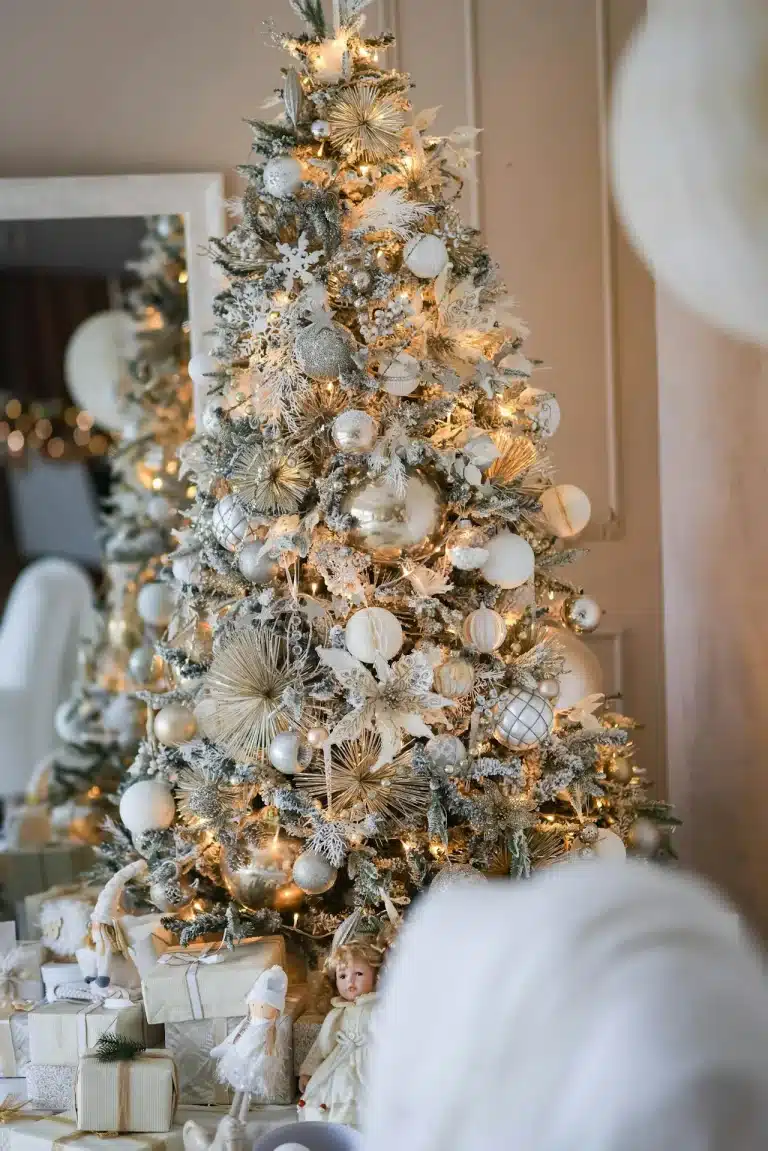 Kunstigt juletræ med lys